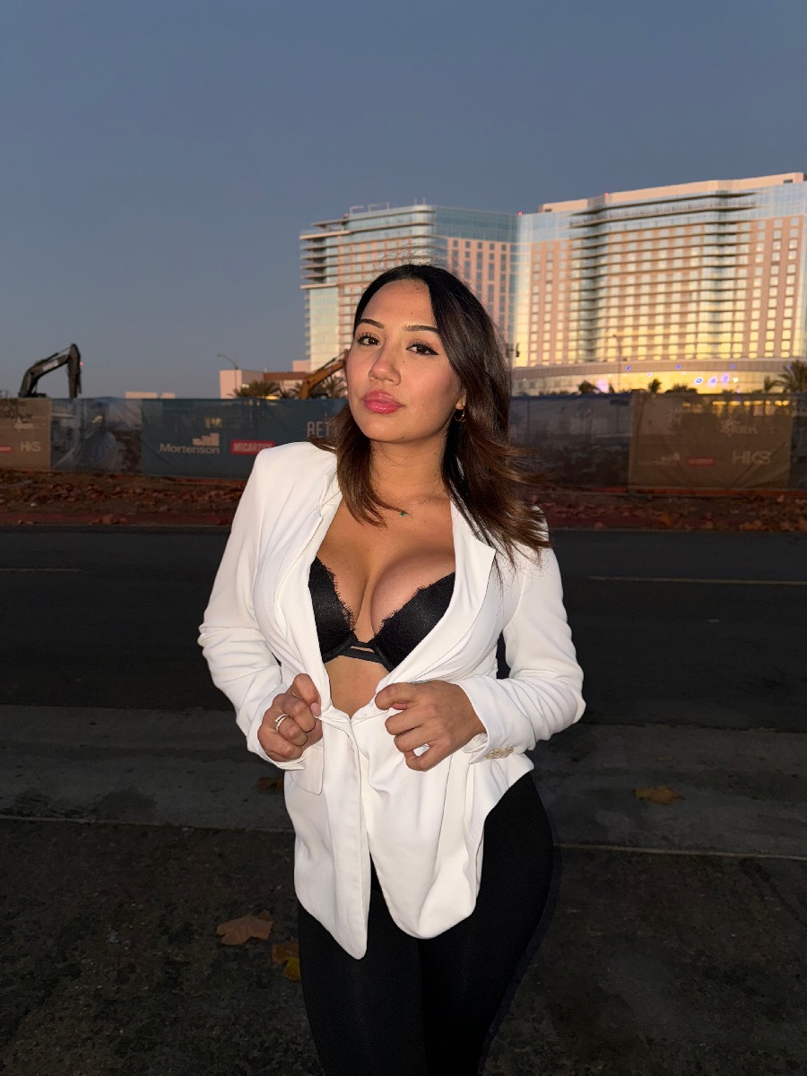 Take a pause and enjoy Ali Cruz — streaming from Jugao