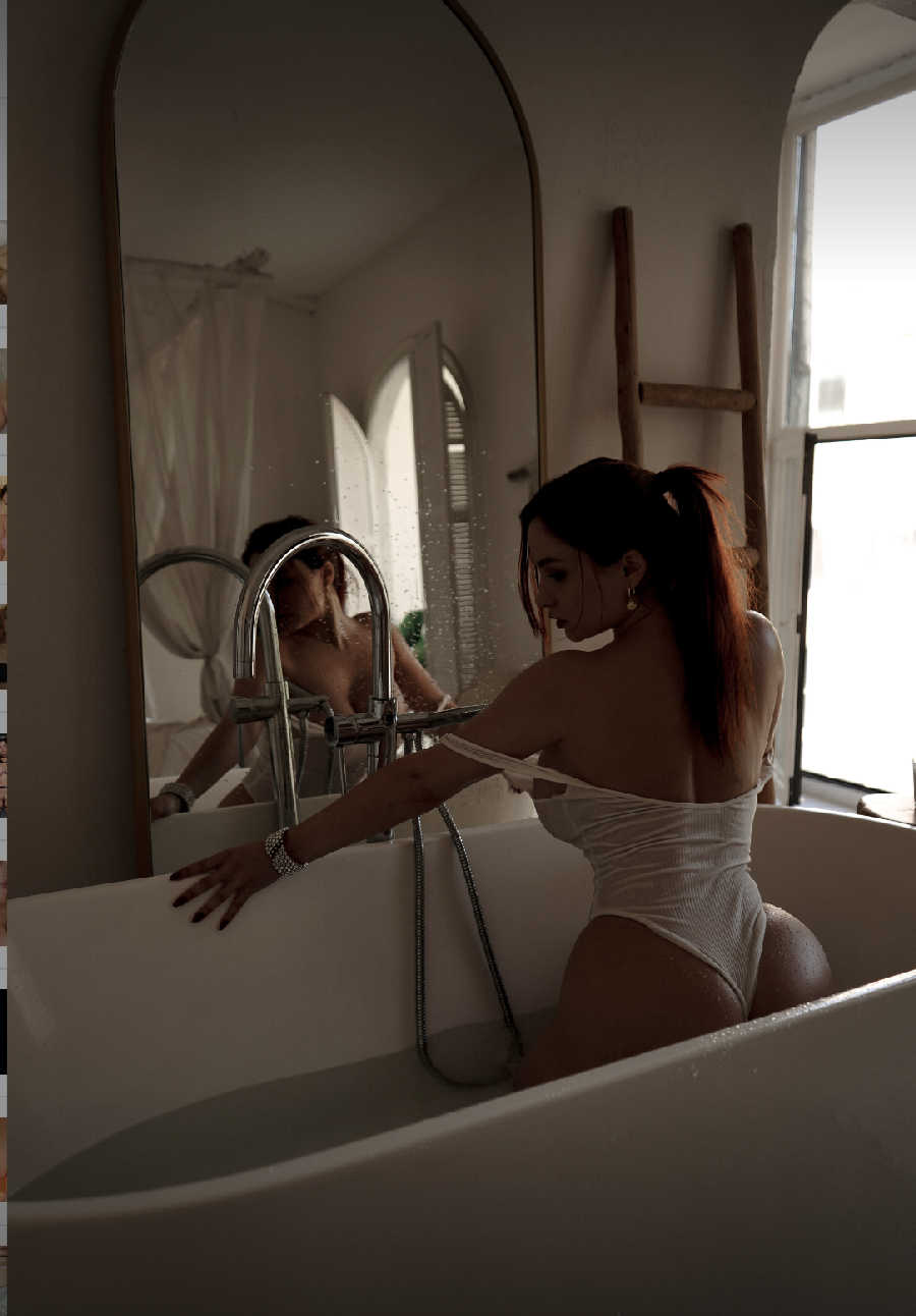 A playful frame from Miranda Faith nude — online in Jugao