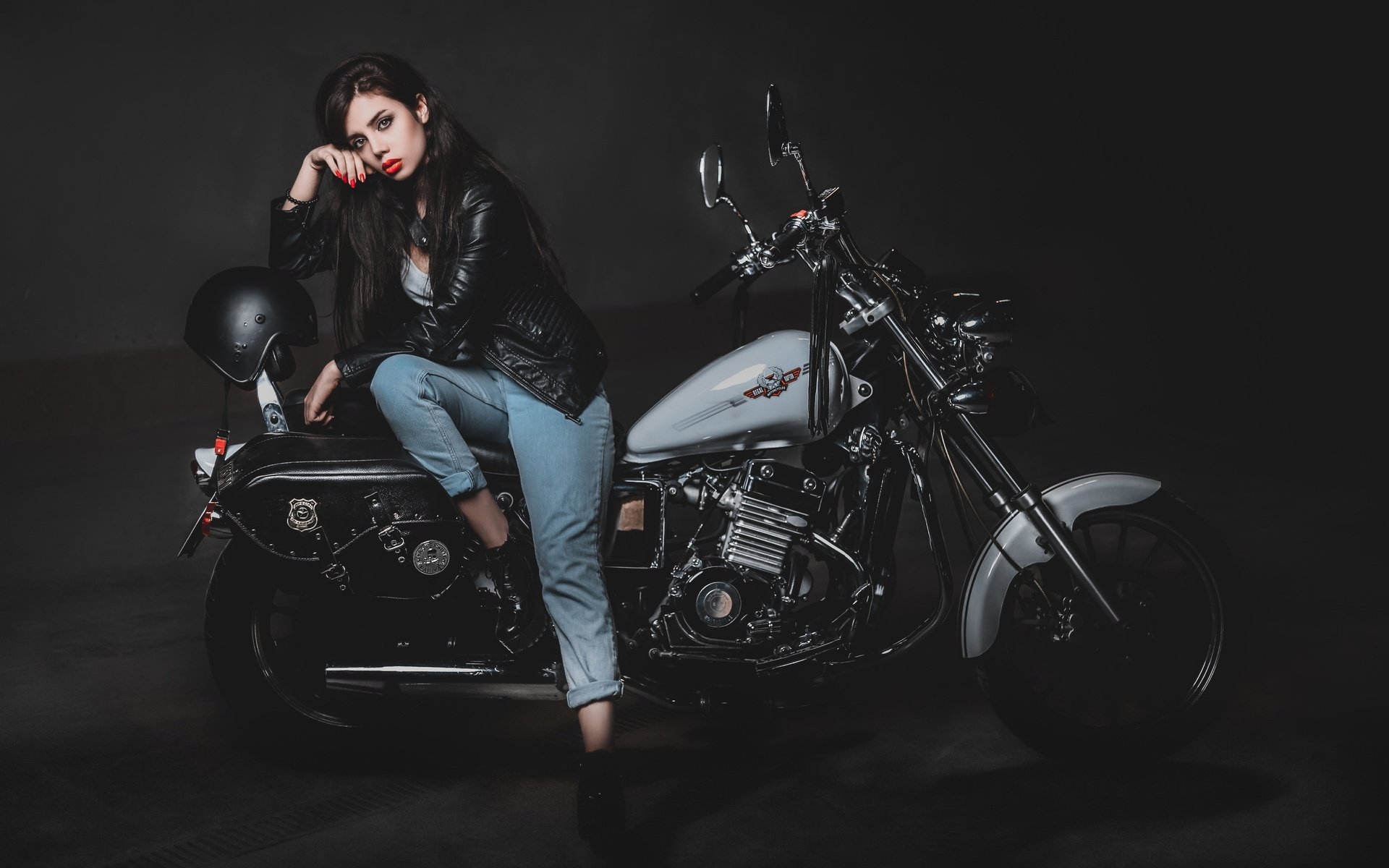Biker girls: style and drive in Jugao