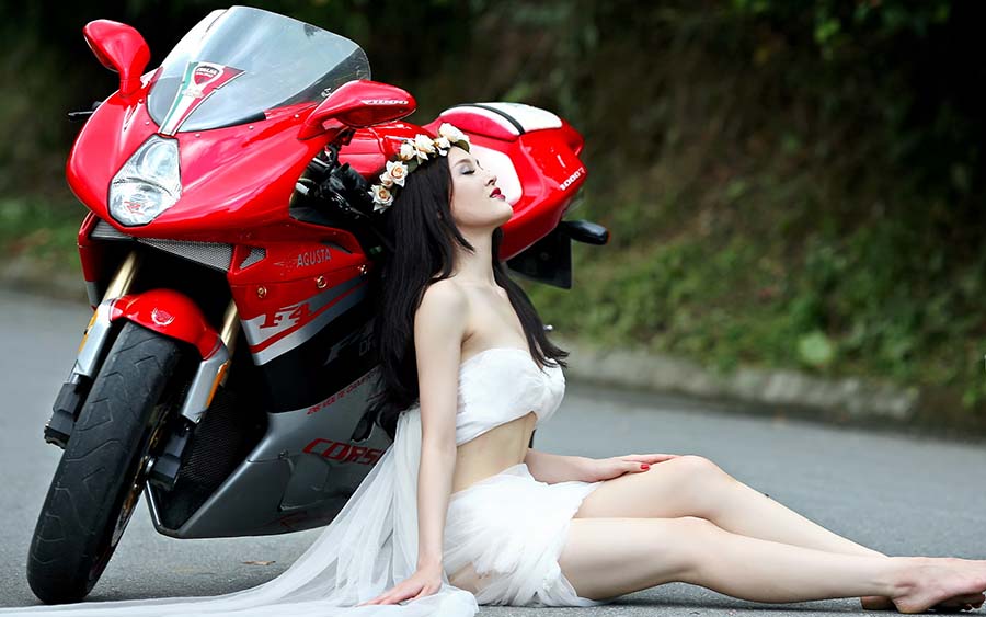 Beautiful girls and motorcycles in Jugao