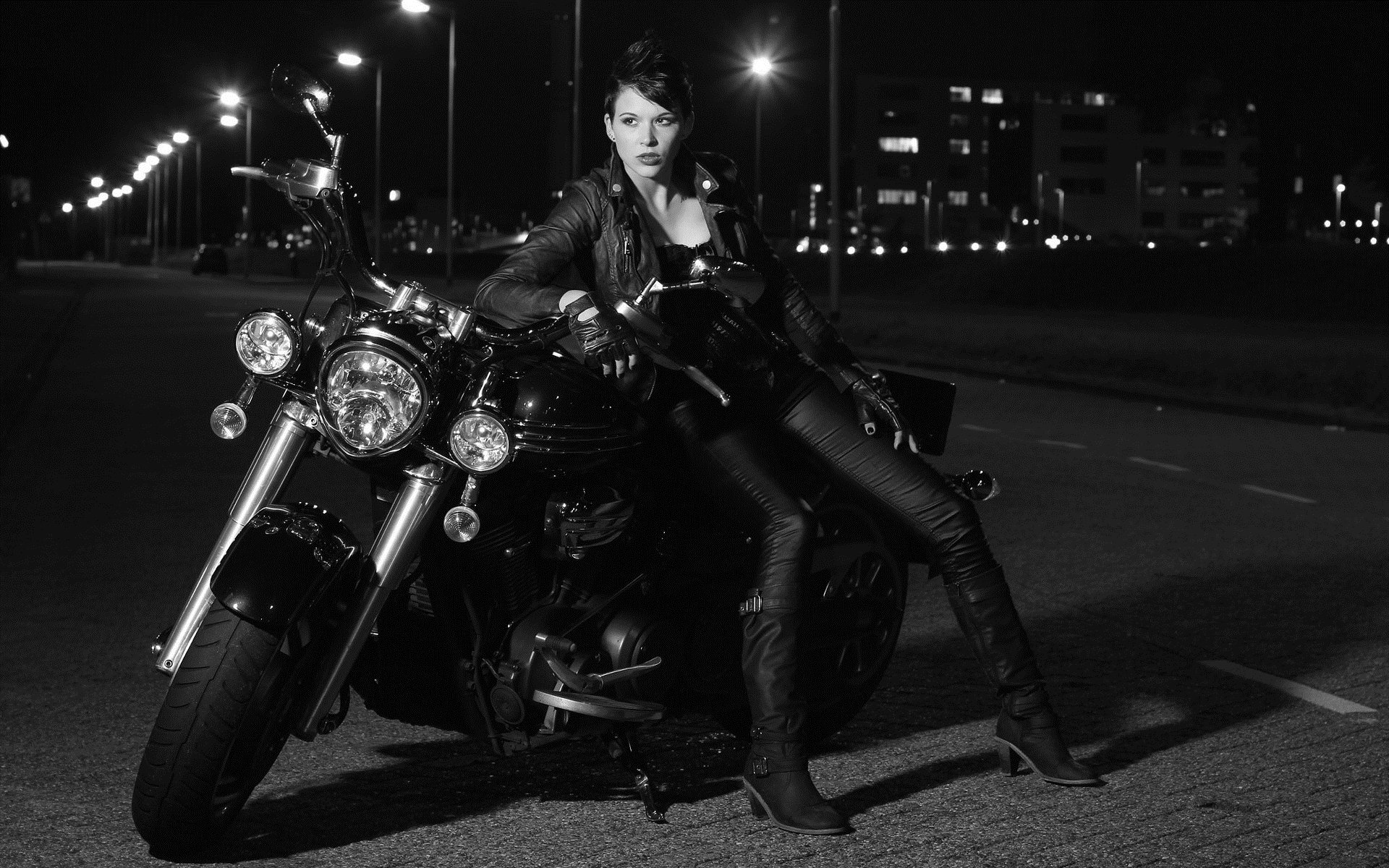 Photo Beautiful girls and motorcycles in Jugao
