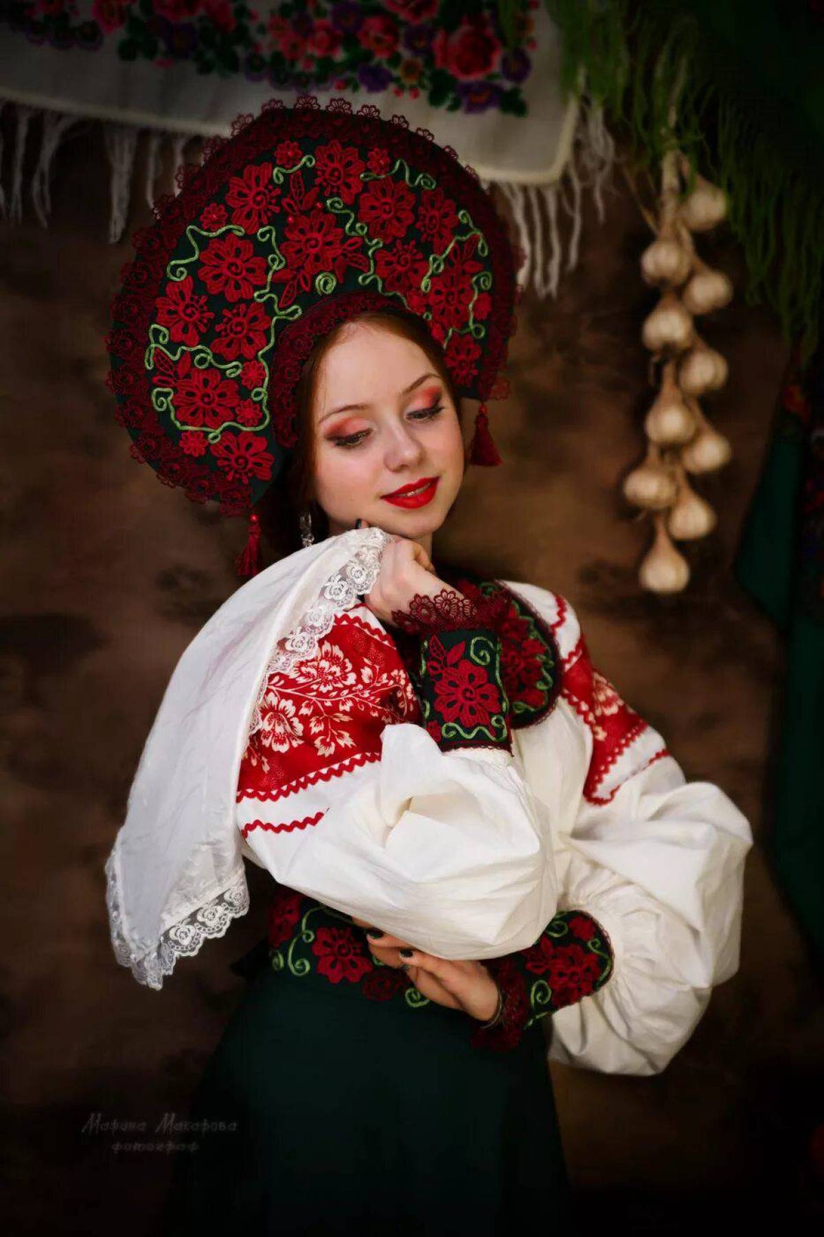 Women in Slavic costumes underwear in Jugao