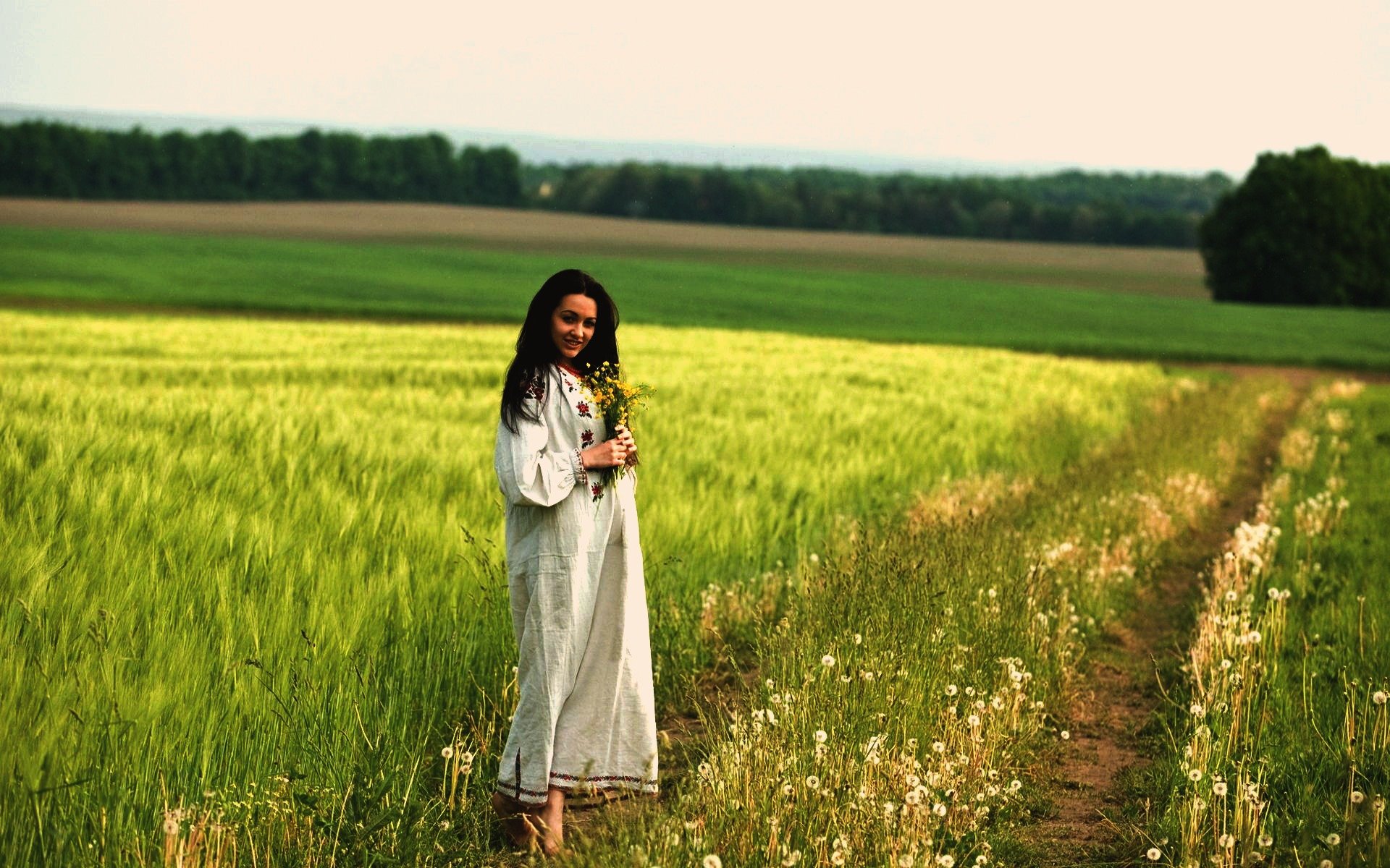 Women in Slavic costumes in Jugao