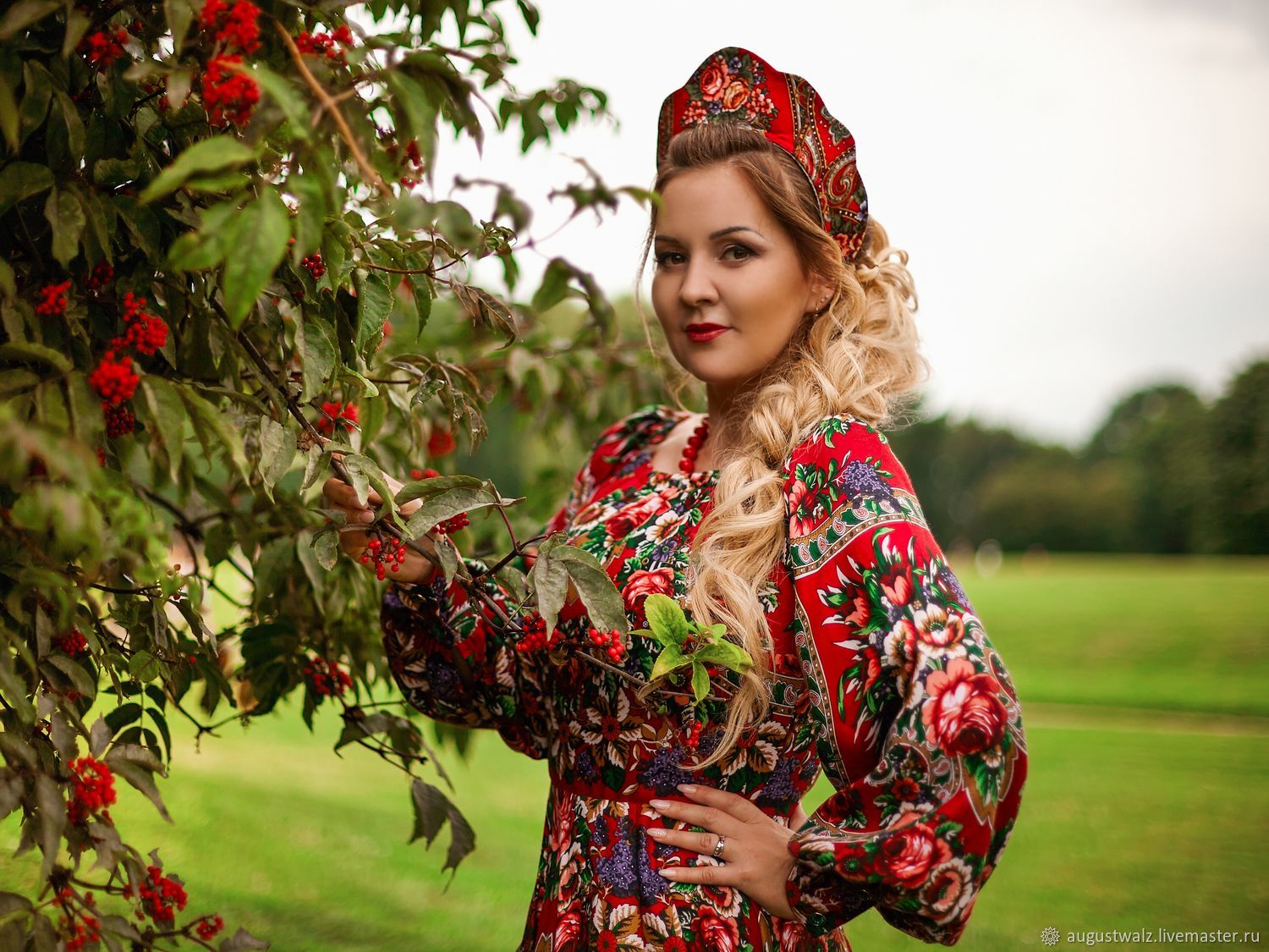 Women in Slavic costumes in Jugao