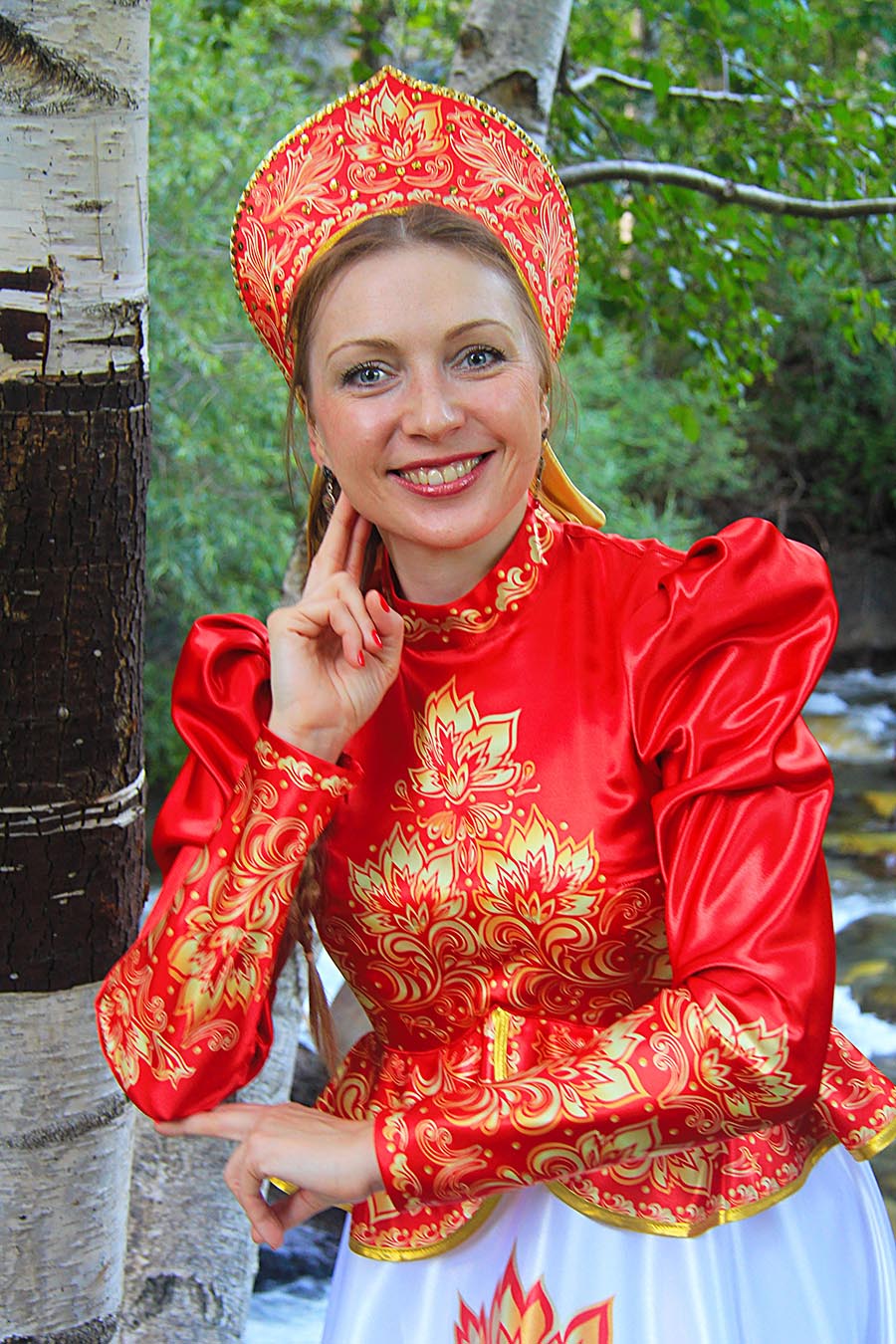 Women in Slavic costumes in Jugao