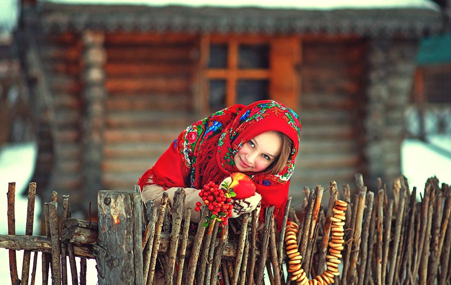 Sexy girl Women in Slavic costumes in Jugao