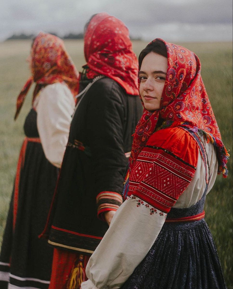 Women in Slavic costumes in Jugao