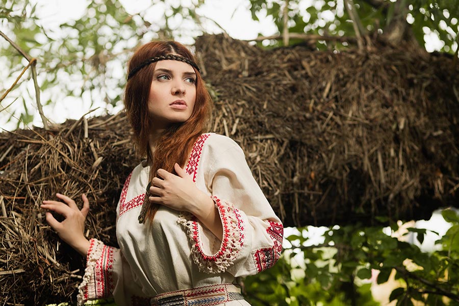 Women in Slavic costumes in Jugao