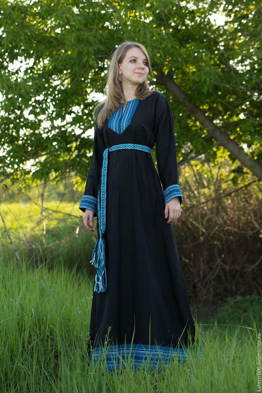 Women in Slavic costumes in Jugao