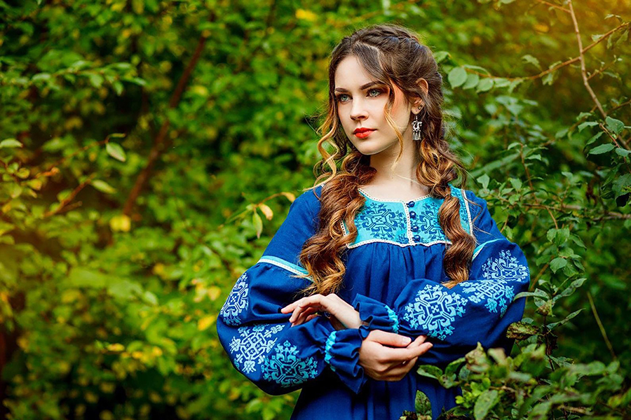 Sexy photo Women in Slavic costumes in Jugao