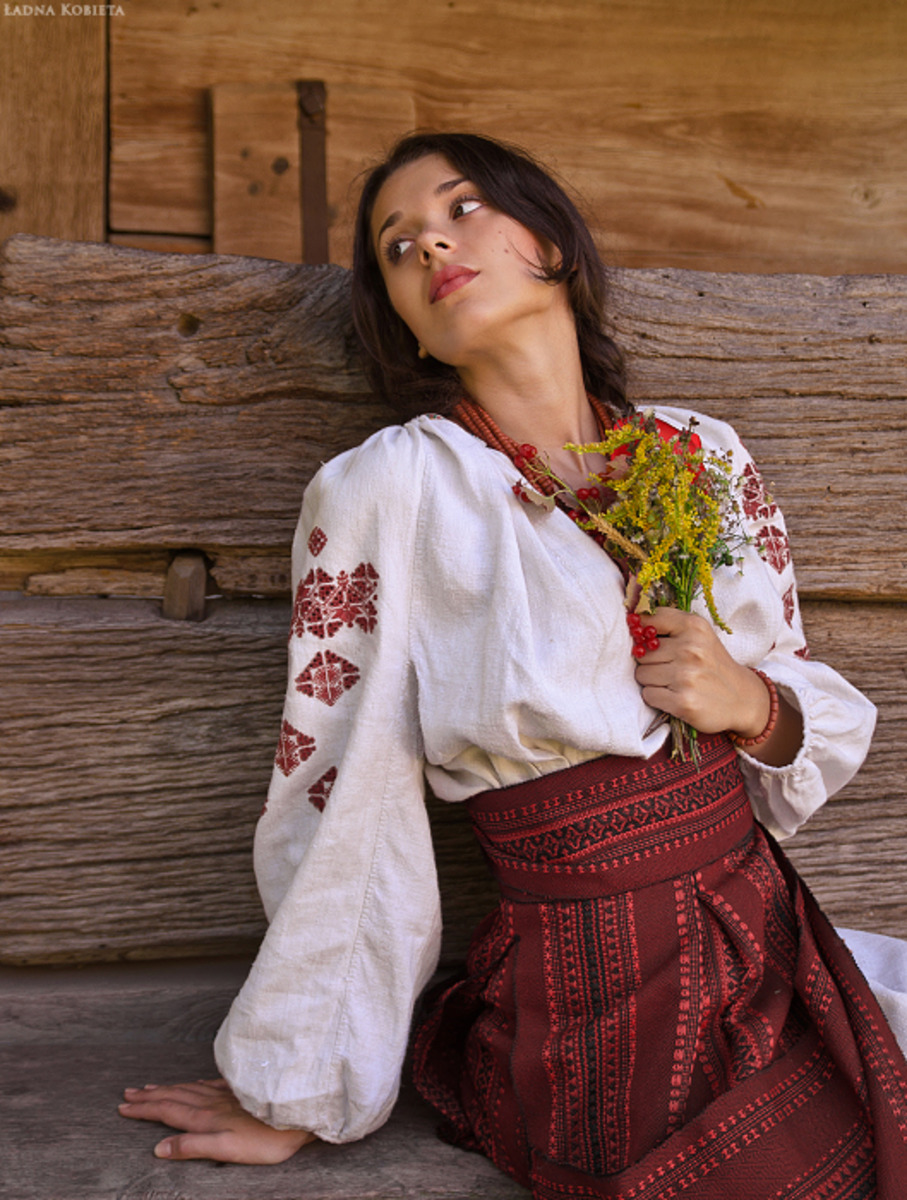 Girls in Slavic costumes in Jugao