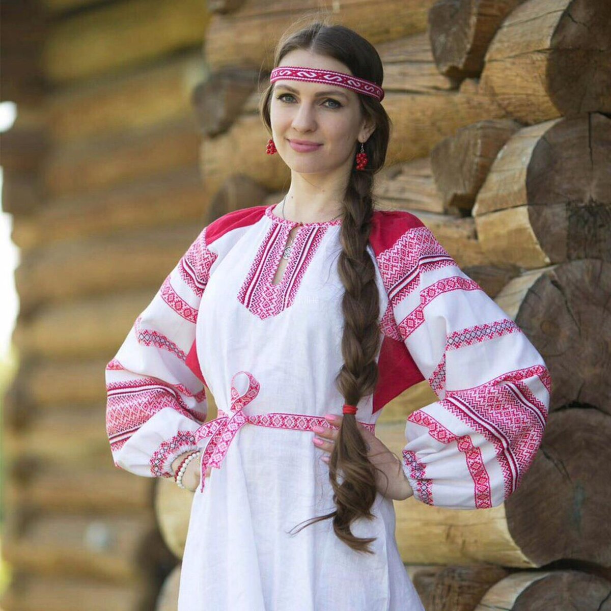 Girls in Slavic costumes in Jugao