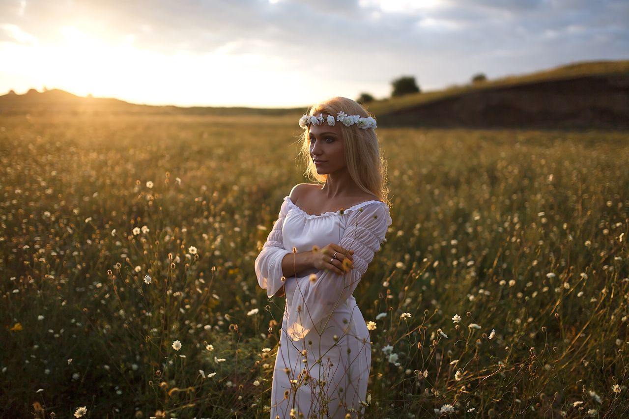Girls in Slavic costumes in Jugao