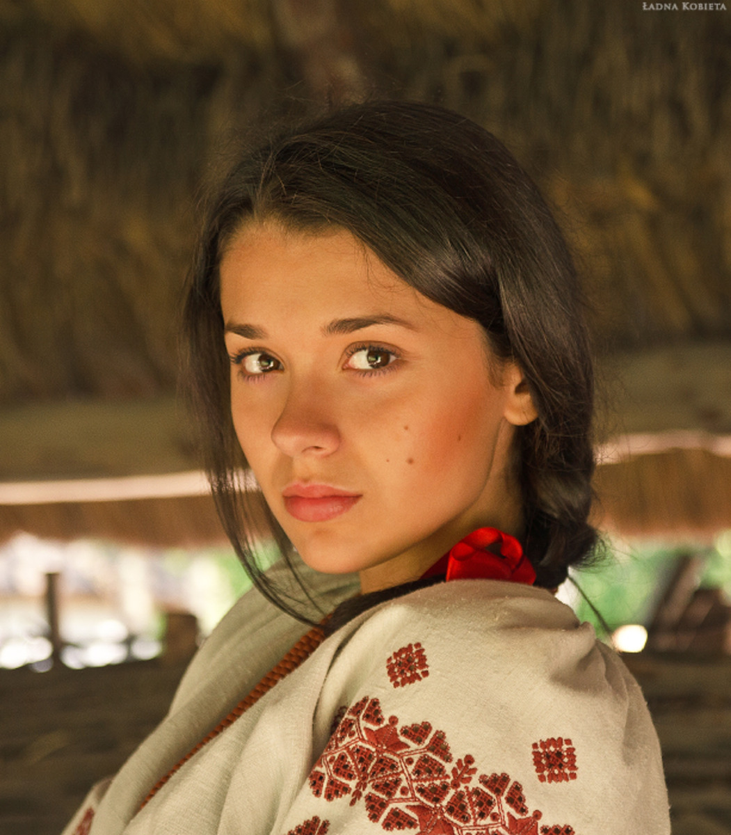 Girls in Slavic costumes in Jugao