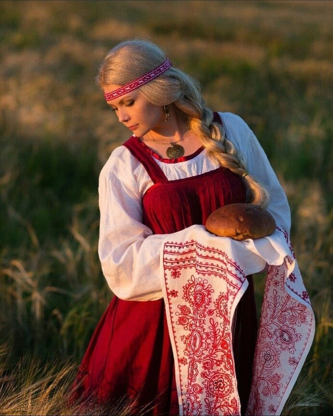 Girls in Slavic costumes in Jugao