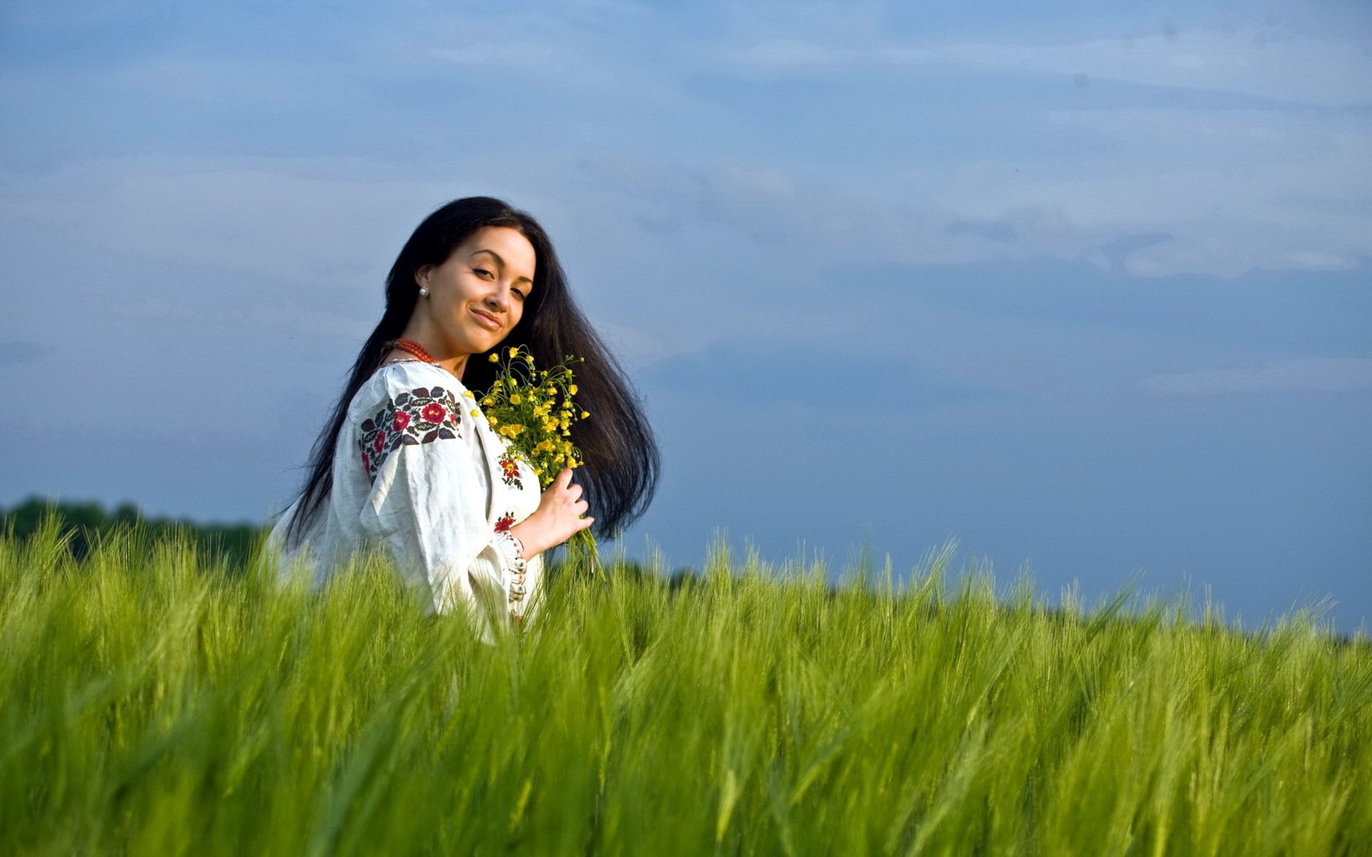 Girls in Slavic costumes in Jugao