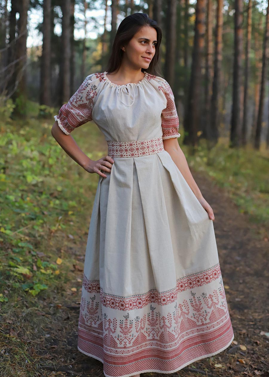 Girls in Slavic costumes in Jugao