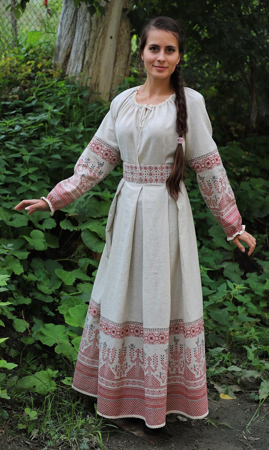 Girls in Slavic costumes in Jugao