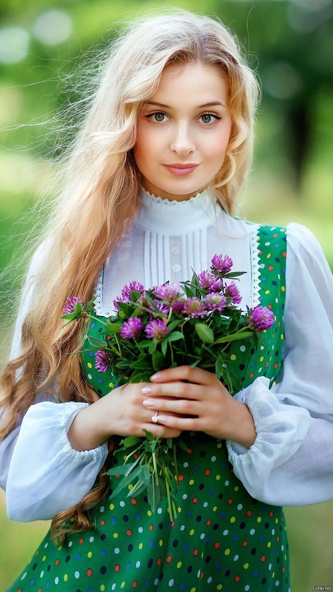 Girls in Slavic costumes in Jugao