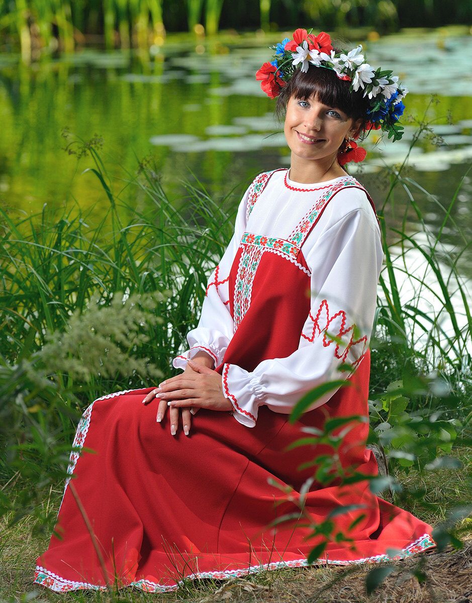 Beautiful girl Girls in Slavic costumes in Jugao