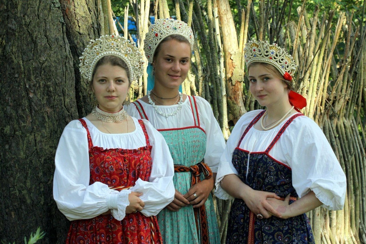 Sexy model Girls in Slavic costumes in Jugao